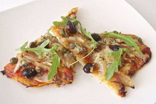 Pizza de cebolla y roquefort