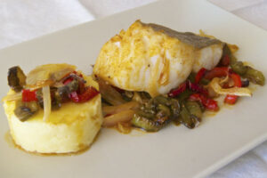 Lomos de bacalao al horno con pimientos