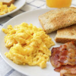 Huevos revueltos con bacon