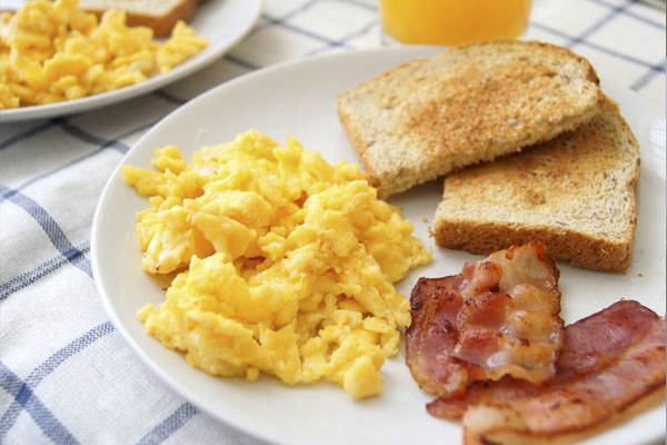 Huevos revueltos con bacon
