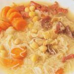 Caldo de pollo con garbanzos