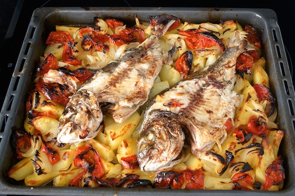 Asado de dorada al horno con patatas