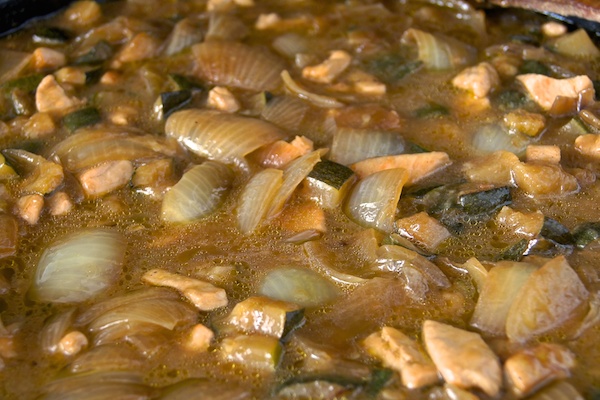 Chop suey de pollo con verduras y arroz