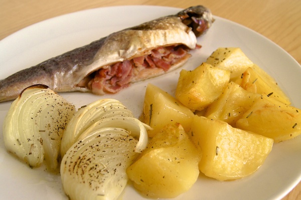 Trucha al horno y patatas al romero