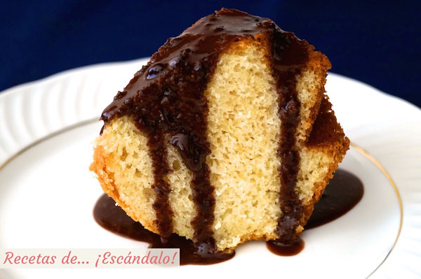 Bundt cake de yogur muy esponjoso con chocolate caliente