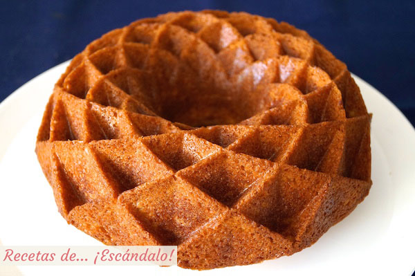 Bizcocho de yogur en molde bundt cake