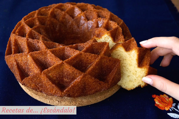 Bizcocho de yogur natural muy esponjoso bundt cake