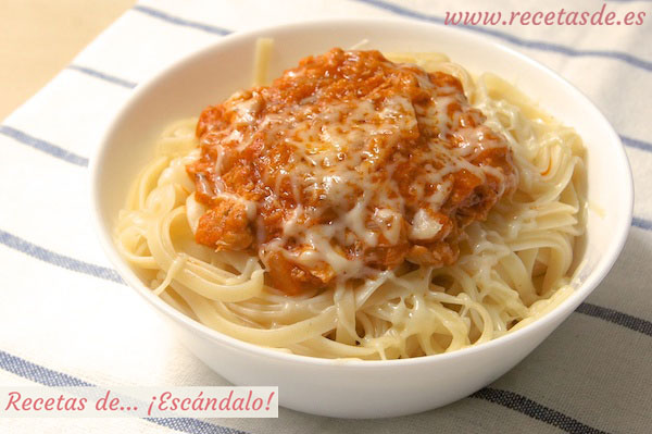 Receta de espaguetis de estudiante, atún, tomate y queso