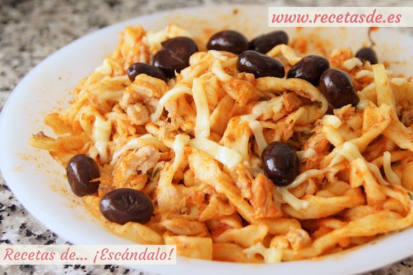 Pasta fresca casera con tomate, atún y olivas