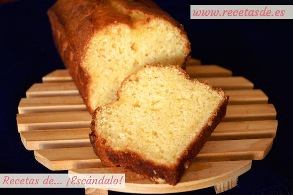 Bizcocho de naranja esponjoso, casero y fácil
