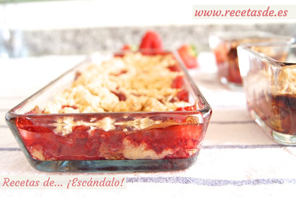 Crumble de fresas recién hecho