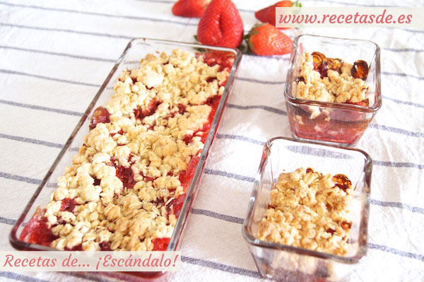 Receta de crumble de fresas, recién salido del horno