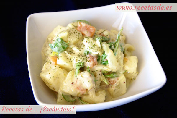 Ensalada de patatas cocidas y salmón ahumado con salsa mayonesa tártara