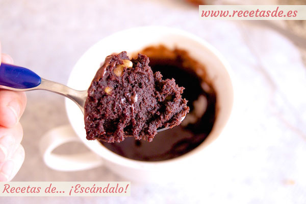 Receta de mug cake brownie de chocolate y nueces al microondas en taza.jpg