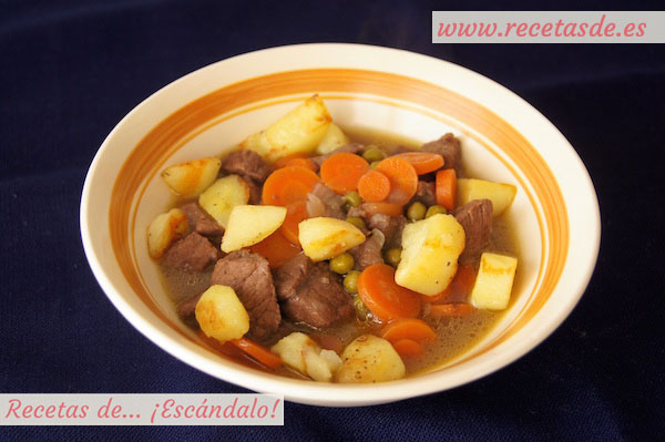 Receta de estofado de ternera guisada en salsa a la jardinera con patatas