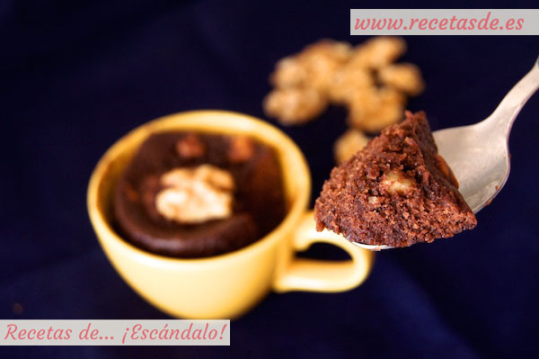 Receta de mug cake de chocolate y nueces al microondas en taza