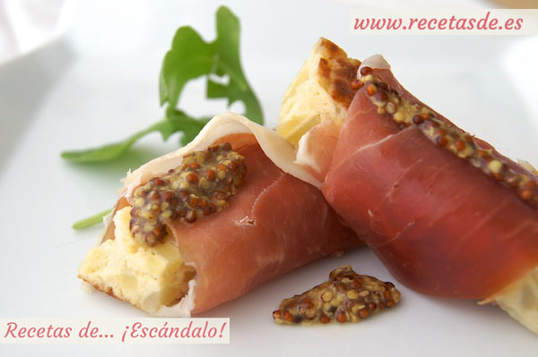 Rollitos de tortilla de patatas y jamón serrano con salsa de mostaza y miel. Aperitivo