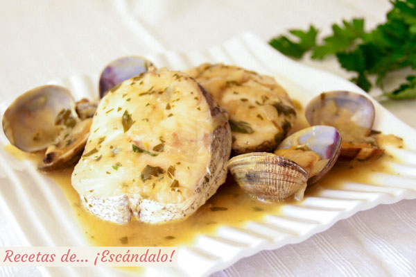 Receta de merluza en salsa verde con almejas, muy facil