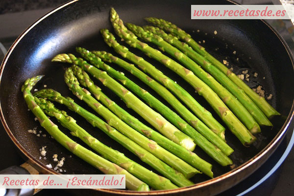 Como preparar esparragos verdes a la plancha con salsa romesco y rollitos de tortilla