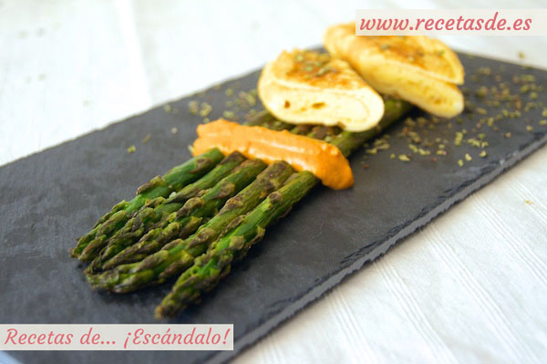 Esparragos verdes a la plancha con salsa romesco y rollitos de tortilla