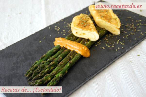 Receta de esparragos verdes a la plancha con salsa romesco y rollitos de tortilla
