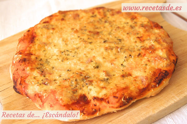 Receta de pizza carbonara con masa de pizza casera