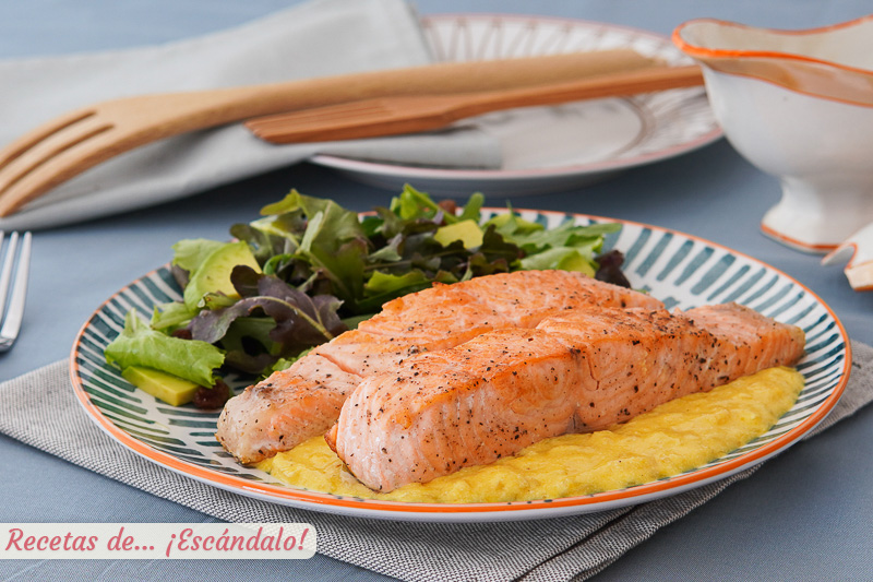 Salmon a la plancha jugoso con salsa cremosa de naranja