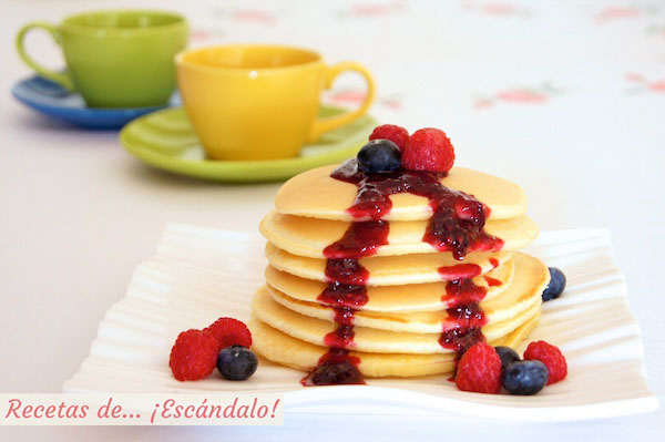 Receta de tortitas americanas caseras o pancakes con confitura rapida de frutos rojos