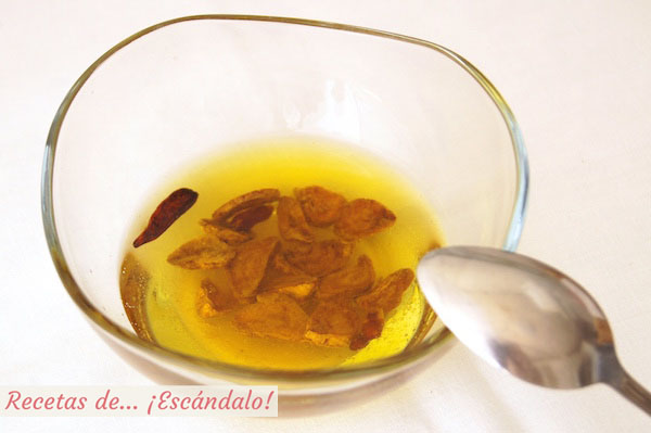 Receta de aceite aromatizado con guindilla y ajo