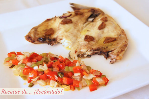Dorada a la espalda al horno con pisto de pimientos y cebolla