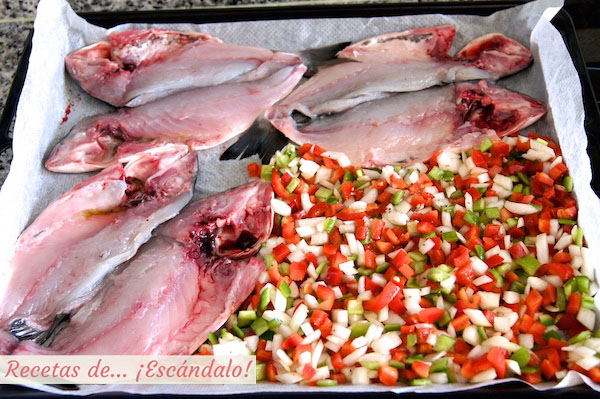 Receta de dorada a la espalda al horno con pisto de pimientos asados