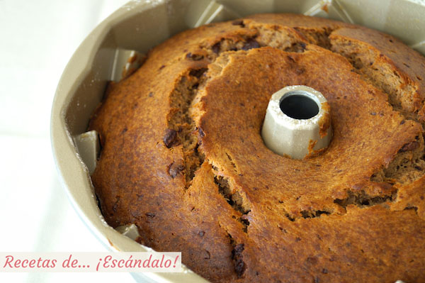 Bizcocho casero bundt cake de platano, chocolate y canela recien salido del horno