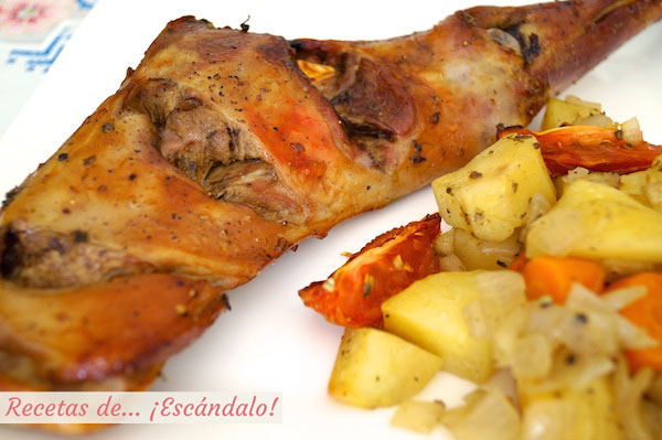 Paletilla de cordero lechal asado al horno con guarnicion de patatas