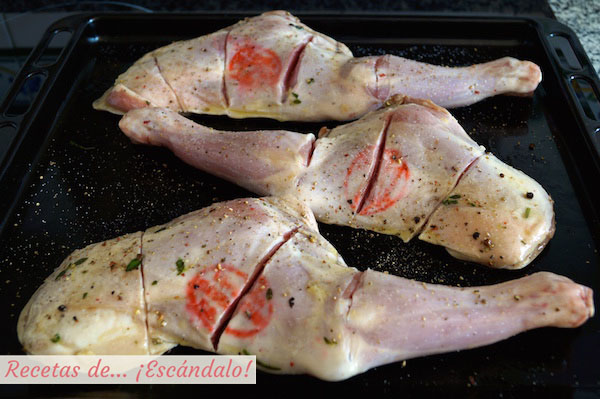 Paletillas de cordero lechal en la bandeja del horno