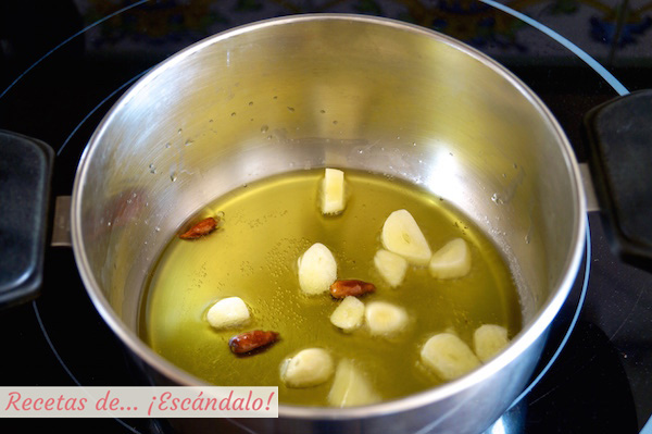 Ajos y gundillas para la receta de gambas al ajillo