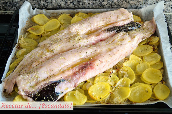 Lomos de merluza al horno con patatas panaderas y cebolla