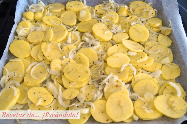 Receta de patatas panaderas y cebolla para la merluza al horno