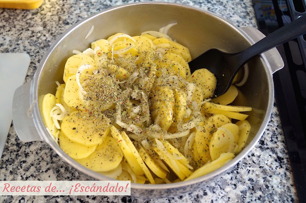 Patatas panaderas y cebolla