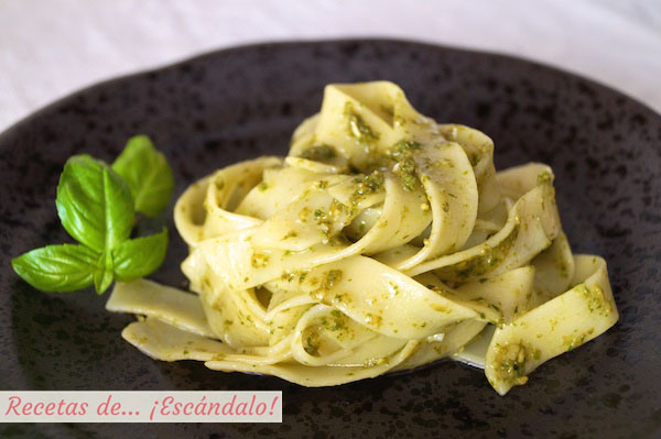 Receta de Tagliatelle con salsa pesto casera y facil