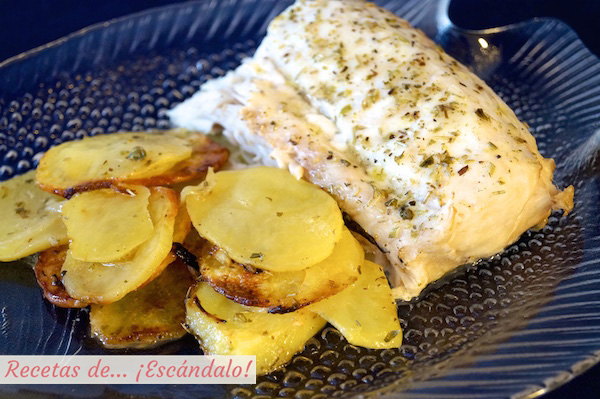Receta de merluza al horno con patatas panaderas y cebolla