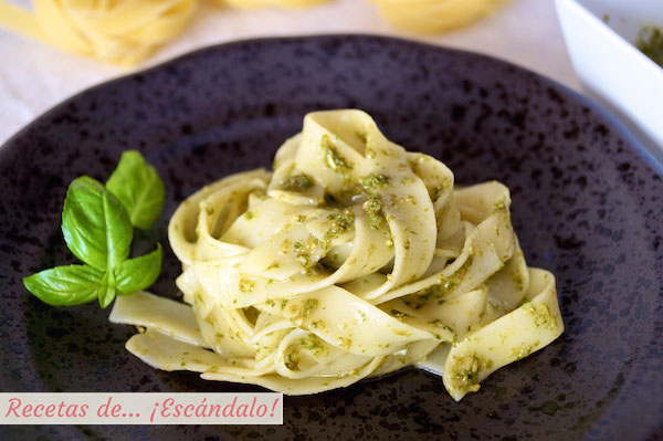 Receta de pasta Tagliatelle con salsa pesto casera y facil