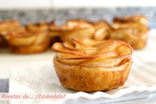Rosas de manzana y hojaldre con canela