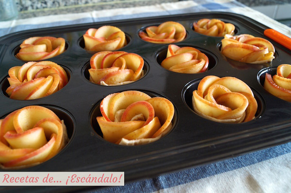 Rosas de manzana y hojaldre en el molde