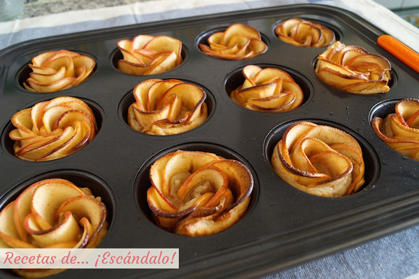 Rosas de manzana y hojaldre listas