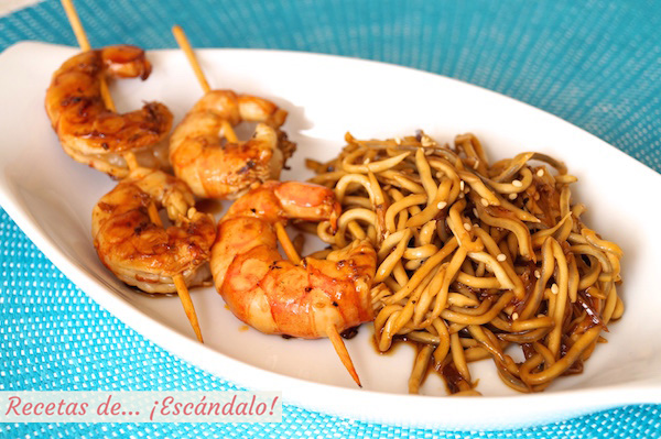 Brochetas de langostinos a la plancha y Angurinas salteadas con salsa de soja