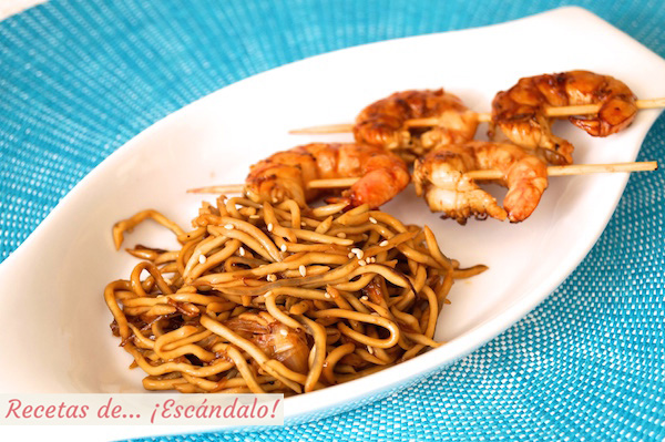 Receta de brochetas de langostinos a la plancha y Angurinas salteadas con salsa de soja