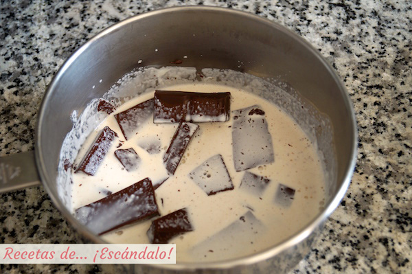 Cobertura de chocolate brillante, ideal para tartas y bizcochos
