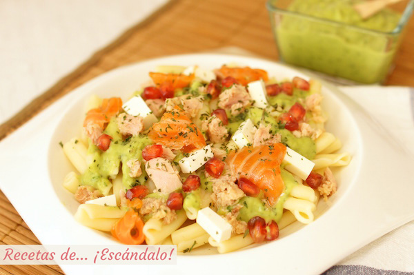 Ensalada de pasta fria con atun y salsa de aguacate