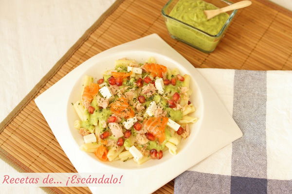Ensalada de pasta fria con atun y salsa de aguacate casera