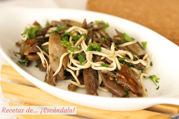 Setas al ajillo con gulas